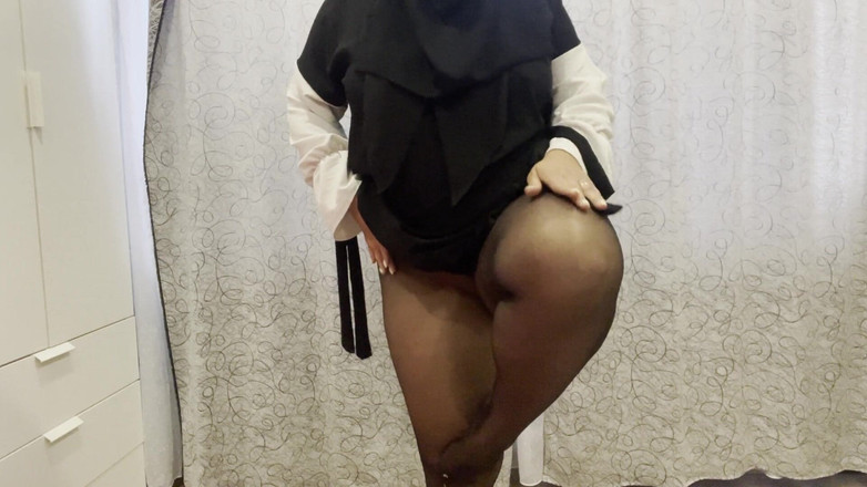 Lux Eva: 穿着连裤袜的摩洛哥继妹不穿内裤