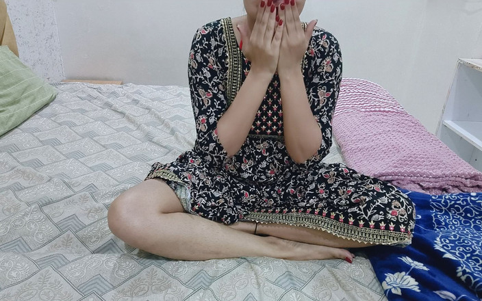 Saarabhabhi6: 我年轻的继妹一个人在房间里，我还去了她的房间，晚上操了她的阴户