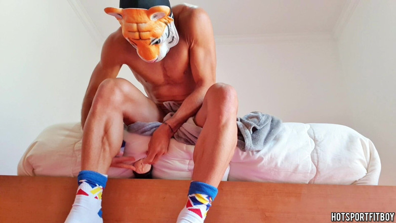 Hotsportfitboy: Fodendo 3 fleshlights diferentes duro na cama - gozada interna maciça dentro...