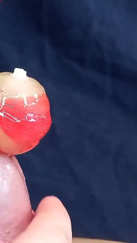 Il a joui 3 fois avec une sucette dans sa bite