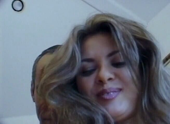 Latin Bang: Grassa ragazza latina scopa tre cazzi