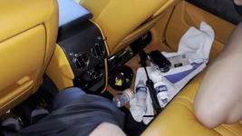 Super dikke latina wordt opgepikt en geneukt in Rolls Royce truck