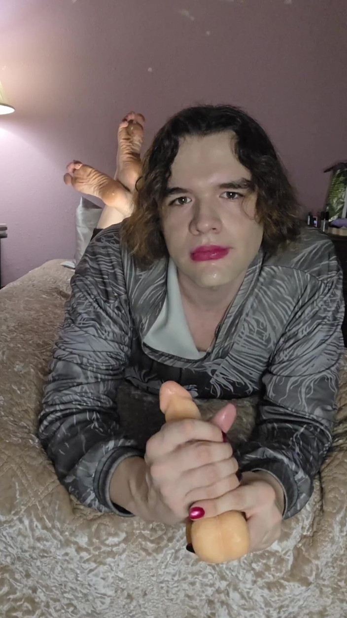 Miss Dimples: Femboy nonbinary tập luyện cổ họng trong khi làm "tư thế"