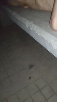 Piss duschen völlig nackt in der Öffentlichkeit