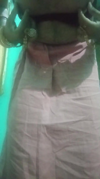 Wanita transeksual India Gaurisissy Menekan Dan Memerah Susu Buah dadanya dalam saree merah jambu