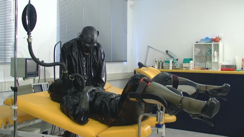 Rubber & Clinic Studio - 1ATOYS: Bizarre rubberen masturbatie met pis-rebreather