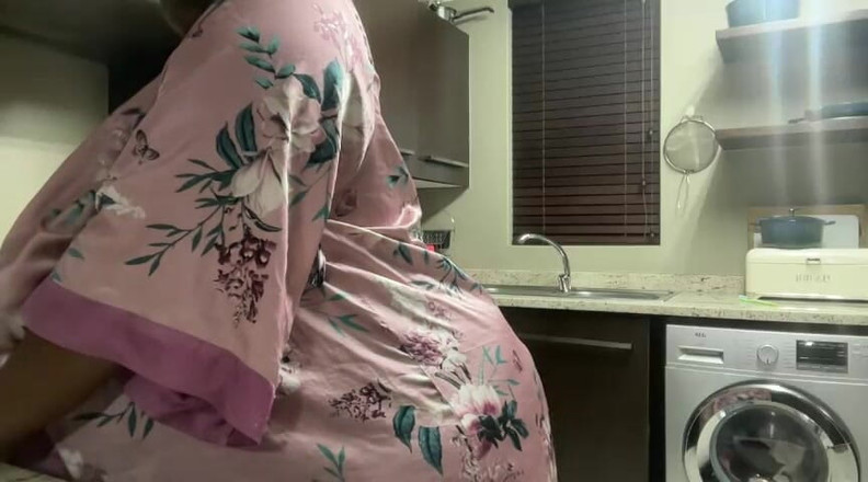 Legendary Booty Overdose: Ebony MILF sténá a striptýz v kuchyni