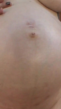 Nudista MILF, incinta di 9 mesi e pronta a scoppiare