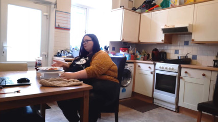 SSBBWLadyBrads: Gordinha SSBBW comendo cena de fanfiction porco em um avental