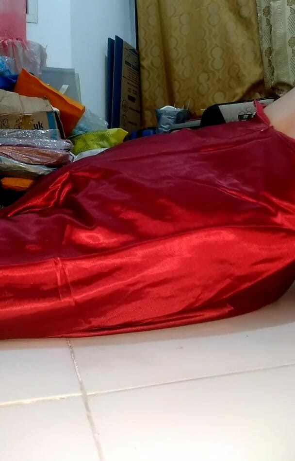 Naomisinka: Muncrat berurat ke dalam gaun panjang satin merah