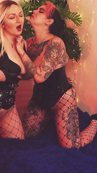 ホット角質レズビアンMILFsよだれを垂らし、猫のオーガズムを食べる吸う!アリア・グランダー