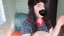 Ibu-ibu hot rambut pirang lagi nyambuk pantat bahenolnya sendirian sama waria cosplay
