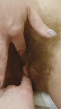 Milf caliente está mostrando su culo y coño peludos maduros