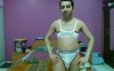 Cute &amp; Nude Crossdresser: Un travesti sexy en soutien-gorge blanc open front et string...
