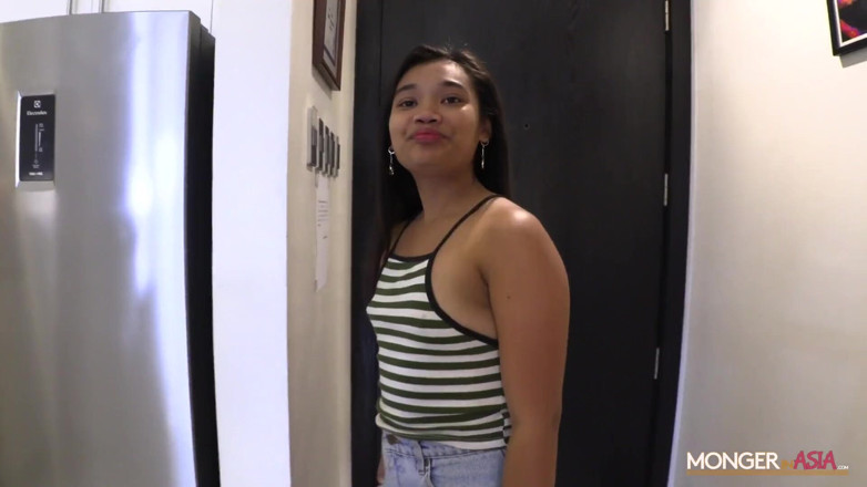 Monger In Asia: Desesperada mucama filipina se folla al jefe para cubrir una...