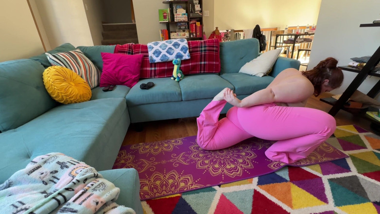 KinkyKatie: Bww milf perverzní Katie masturbuje během jógy - JOI