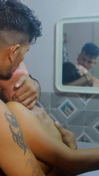 Pasangan cantik lagi asik romantis di kamar mandi