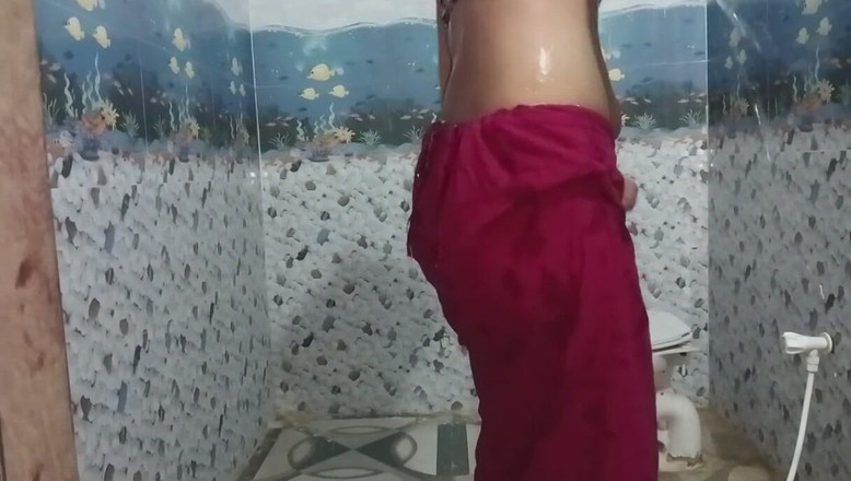 Ankurpriya000: Hintli genç kadın minyon banyosunda banyo yapıyor