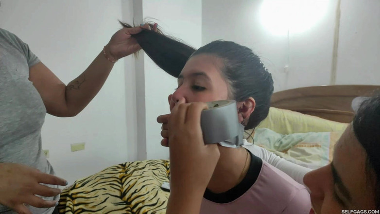 Selfgags Latina Bondage: ¡Mary quiere ser atada y amordazada masivamente!