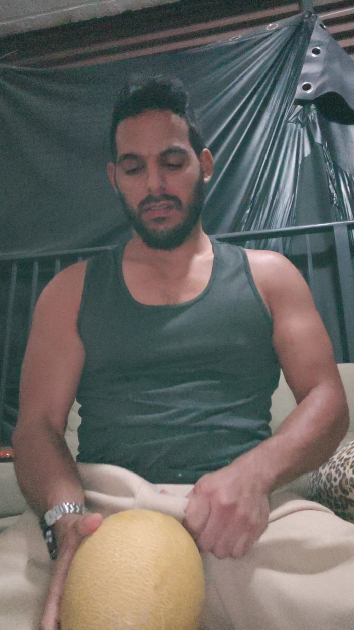 Grayalpha: 食物恋物癖操甜瓜太疯狂了，我可以听到你操我的鸡巴喉咙