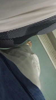 Madrastra cachonda toca a un extraño en el tren | ¿Debería decirle esto a mi padrastro?