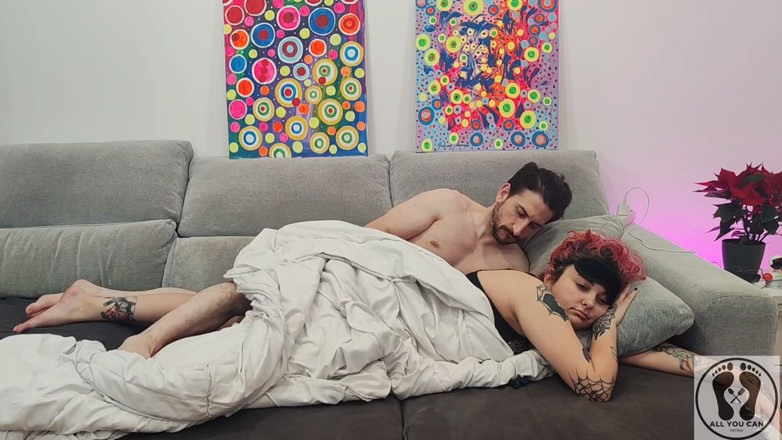 All You Can Fetish: Збуджений хлопець у парі ігнорує фетиш сонну подругу