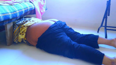 Aria Mia: Patron yatağın altında mahsur kalan hizmetçiyi sikiyor