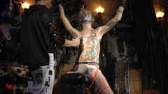 Wanheldvig: Nicky oil lagi asik menggelitik kakinya