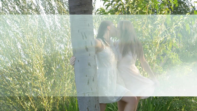 Get Your Fix: Lesbičky šukají prsty šťávy z kundičky