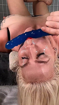 Entrenamiento descuidado de garganta profunda para papi