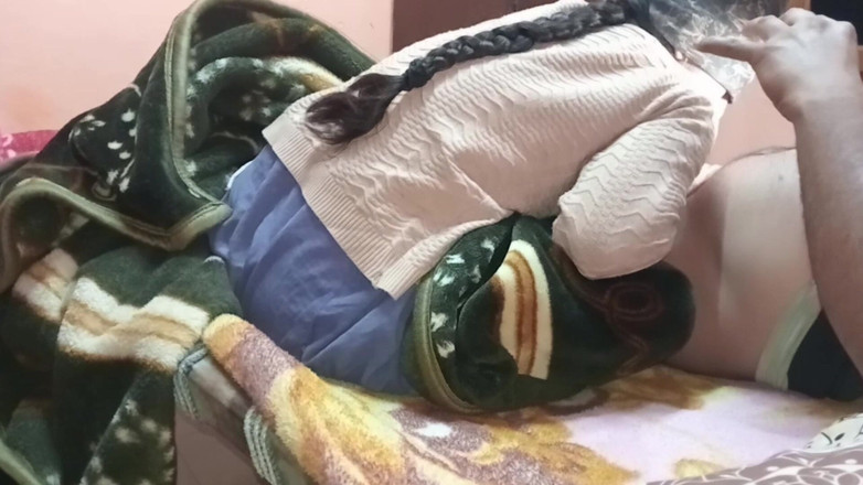 Janvibhabhii: Adik tiri comel berkongsi bilik tidurnya dan memberikan saya blowjob...