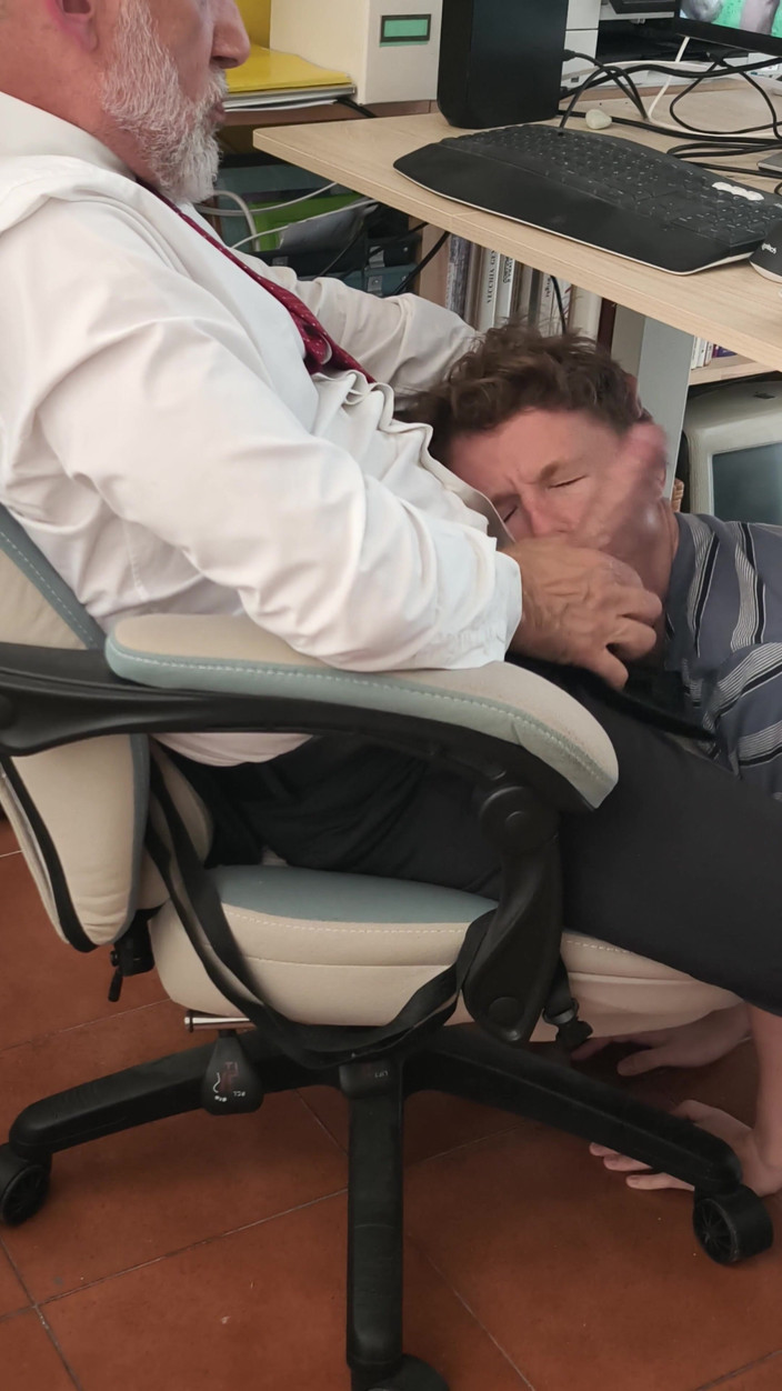 itapapixxl: 顺从的twwink在桌子底下口交大未割包皮的老板鸡巴