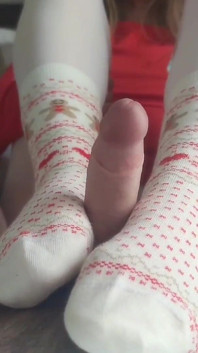 Weihnachts-sockjob in süßen weißen socken und weißer strumpfhose