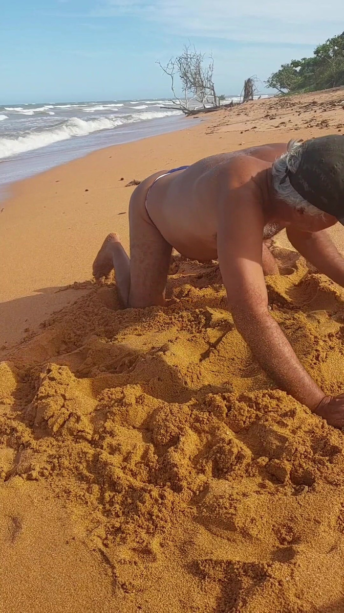 Ladysilvas: Ladysilva plajda bikinili azgın ateşli götünü gösteriyor