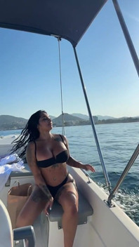 Yasmina Khan Tiene Sexo En Un Barco Con Una Enorme Polla Negra