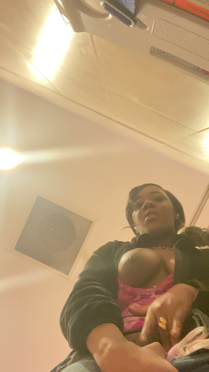 ALLIYAH ALECIA: Rychlá Sólová Veřejná Masturbace V Koupelně Walmart