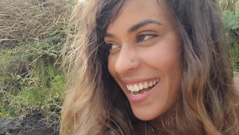 Srta XXX: Mooie Braziliaanse zoenen op het strand met voorbijgangers