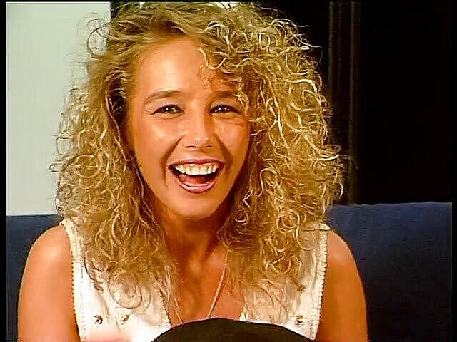 Lucky Wankerz: Une superbe blonde se masturbe en solo vintage