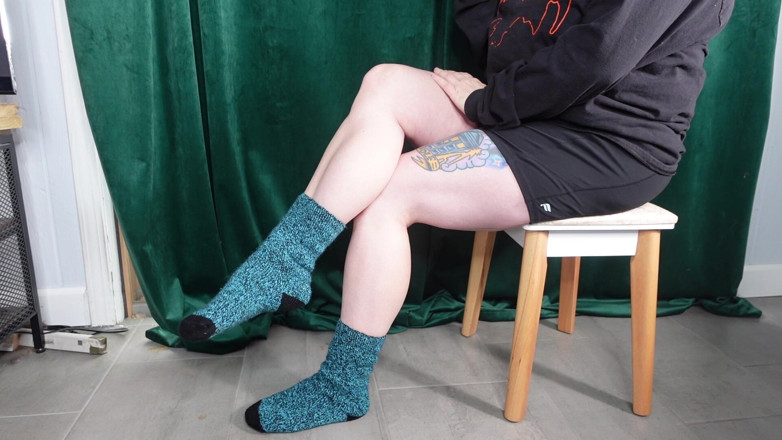 Deanna deadly: Incrocia le gambe muscolose in calzini blu e neri