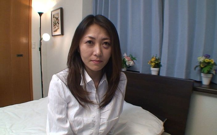 My Porn King: 毛茸茸的日本成熟正在拍摄她的第一个色情视频