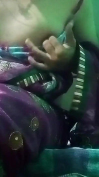 インドのゲイ女装にピンクのサリーを押して搾乳彼のおっぱいのでハードとハードコアセックスを楽しんでいます