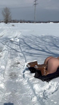 Brincar nua na neve