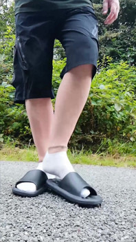 ใส่รองเท้าแตะกับถุงเท้าขาวในธรรมชาติ