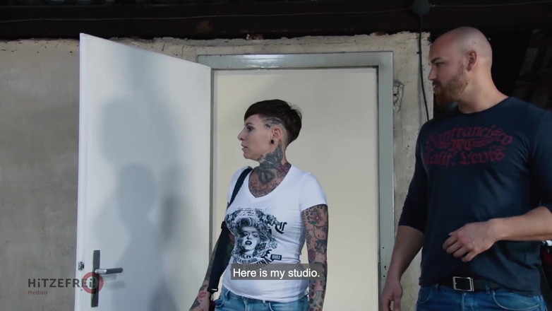 Hitzefrei: Cat Coxx, MILF tatouée aux cheveux courts, prend une grosse...