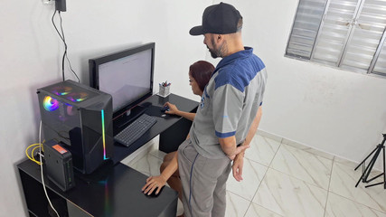 ksalnovinhos: Ketika teknisi tiba dia menyambutnya dan memprovokasi dia!