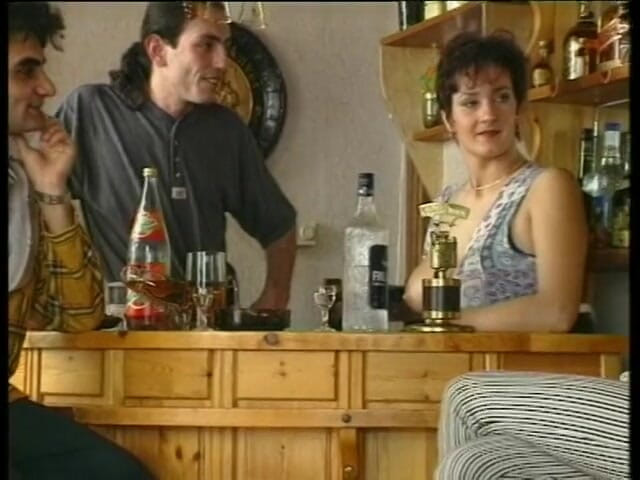 Lucky Cooch: Une MILF brune se fait baiser et éjaculer sur les seins...