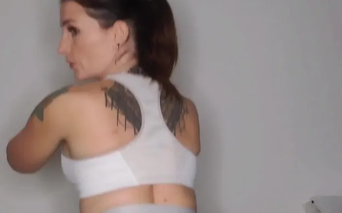 Adreena Winters: Kdo má rád moje nové šortky?