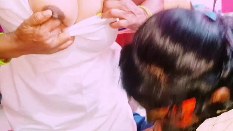 Telugu honey lips: Desi Threesom hermanastras mierda auto conductor Habla sucio telugu.