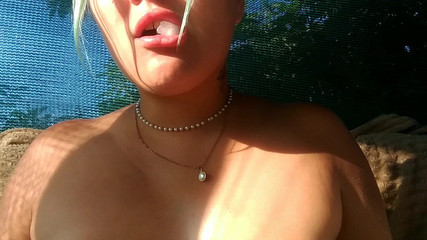 LizAngel: Jogos de resfriamento de gelo e peitos