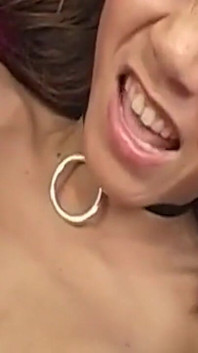 Blonďatá MILF kape mrdka z nedbalé kundičky